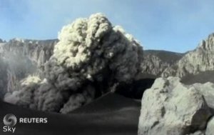 Перуанский вулкан Убинас засыпал пеплом 10 деревень