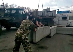 Евромайданутые строят блок-посты на подъездах к Харькову