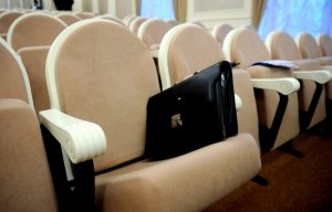 Премьер-министр РФ предложил подумать над сокращением чиновничьего аппарата еще на 10%