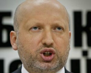 Украина продолжает антитеррористическую операцию, несмотря на скопление российских войск на украинской границе, - Турчинов