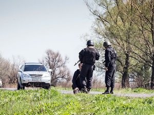 Журналистам приходится разговаривать с украинскими военными, стоя на коленях