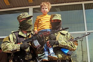 Луганские протестующие заявили об объединении с донецкими ополченцами