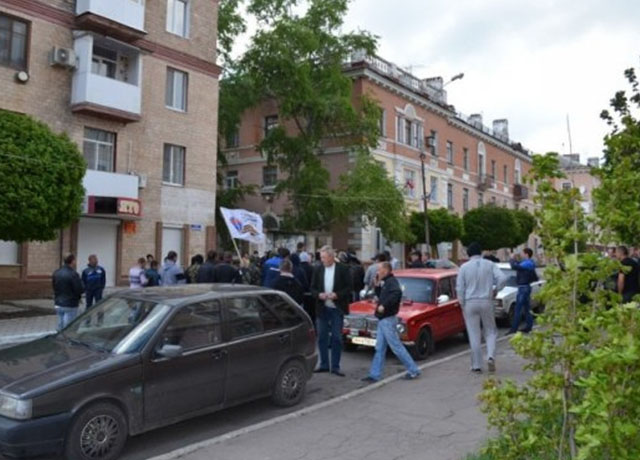 Ополченцы заняли здание городского совета Амвросиевки Ополченцы заняли здание городского совета Амвросиевки