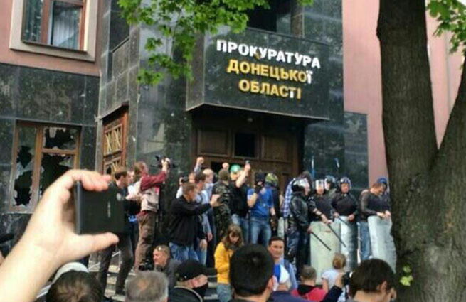 В Донецке штурмуют здание прокуратуры, слышны выстрелы В Донецке штурмуют здание прокуратуры, слышны выстрелы