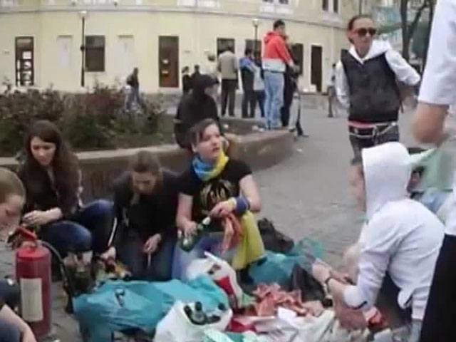 Украинские националисты глумятся над жертвами одесских событий Украинские националисты глумятся над жертвами одесских событий