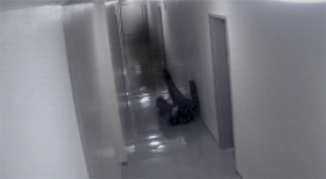 Камеры зафиксировали нападение призрака на человека. Видео