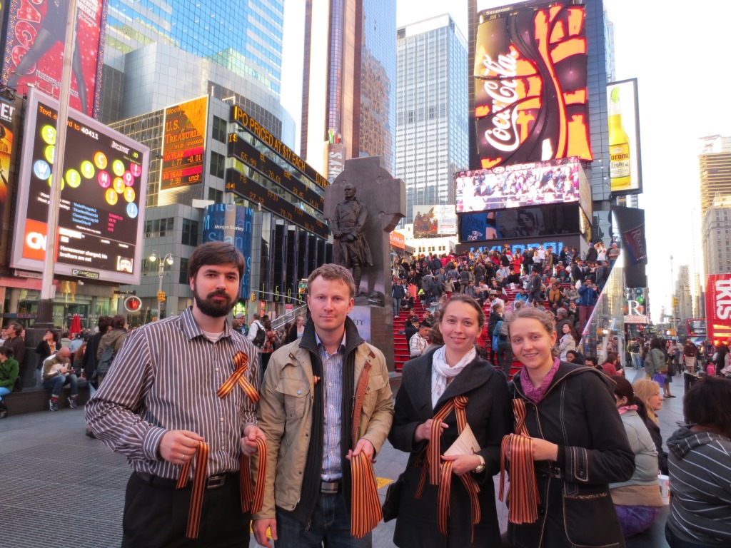 Акция "Георгиевская ленточка" прошла сегодня на самой оживленной улице Нью-Йорка - Таймс-сквер Акция "Георгиевская ленточка" прошла сегодня на самой оживленной улице Нью-Йорка - Таймс-сквер