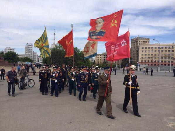 В Харькове развернули гигантскую георгиевскую ленту В Харькове развернули гигантскую георгиевскую ленту