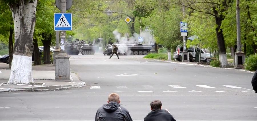 СМИ: Хунта из гранатомётов стреляла по не подчинившимся милиционерам в Мариуполе СМИ: Хунта из гранатомётов стреляла по не подчинившимся милиционерам в Мариуполе