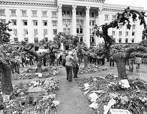 В Одессе над Домом профсоюзов подняли красное знамя Победы