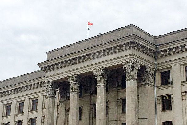 В Одессе над Домом профсоюзов подняли красное знамя Победы В Одессе над Домом профсоюзов подняли красное знамя Победы