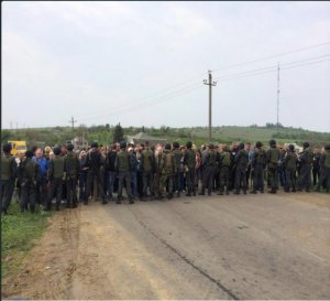 Колонна украинской бронетехники заблокирована в деревне Андреевка со стороны господствующей высоты Карачун (видео)