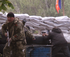 Славянск укрепляет старые баррикады и строит новые (видео)