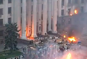 МВД Украины объявило, что Дом профсоюзов в Одессе подожгли "коктейлями Молотова" сверху