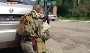 Активисты самообороны зачищают Славянск от бойцов "Правого сектора"