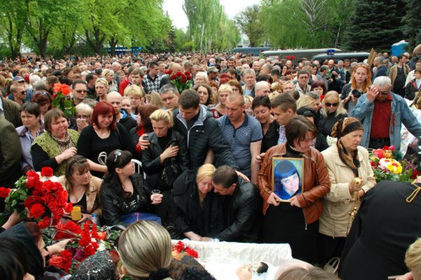 Сегодня Краматорск простился с погибшей медсестрой-волонтером Юлией Изотовой