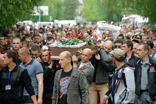 Сегодня Краматорск простился с погибшей медсестрой-волонтером Юлией Изотовой