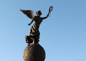 Неизвестные надругались над памятником Независимости в Харькове