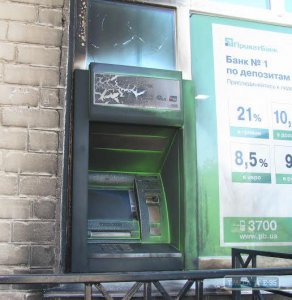 Неизвестные подожгли "Приватбанк" в Ананьеве Одесской области (фото)