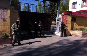 МОЛНИЯ: самооборона ДНР берет под контроль военное училище с большим арсеналом оружия