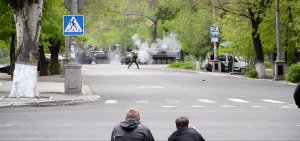 СМИ: Хунта из гранатомётов стреляла по не подчинившимся милиционерам в Мариуполе