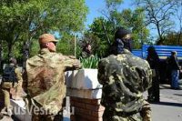 В Донецке бойцы народного ополчения Донбасса требуют от военнослужащих заблокированной части принять присягу на верность ДНР или сложить оружие