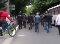 Стрельба по людям в Мариуполе [Shooting people in Mariupol]