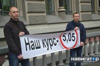 В Киеве митингуют – просят вернуть курс доллара, как при Януковиче (Видео)