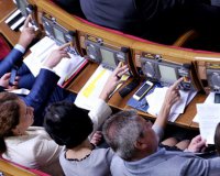 Парад кнопкодавов в Раде: Депутат от "Батьківщини" голосует за троих