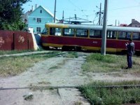 Предзнаменование: в Одессе трамвай-«антифашист» снёс забор со свастикой