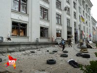 В Киеве неизлечимые патриоты бросаются на беженцев с детьми из Луганска.