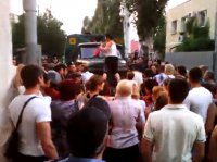 Народ блокирует воинскую часть в Мелитополе