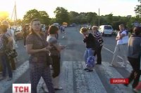 На Буковине женщины перекрыли трассу, требуя вернуть сыновей и мужей с войны