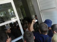 Днепропетровский облсовет заблокировали неизвестные в камуфляже