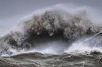 Хунта занялась борьбой с подлодками? На пляж Одессы обрушилась двухметровая волна