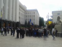 Родственники военных, находящихся в зоне АТО, пикетируют АП