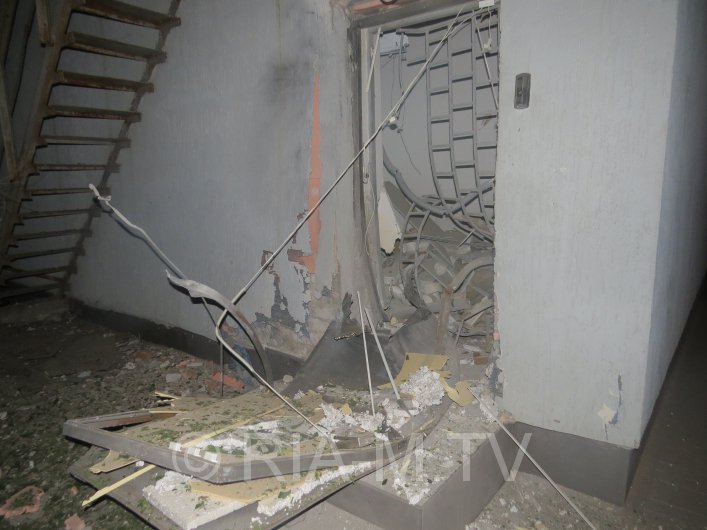 Дверь взрывается. Выломанная дверь в квартиру. Дверь взрывается. Дверь взрывается. Дверь взрывается.