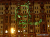 На посольстве США появился обама заглатывающий банан