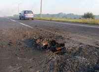 В результате ночного авиаудара по Донецку на дороге образовалась большая воронка