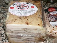 В израильских магазинах появилось кошерное сало для репатриантов с Украины
