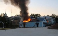 Снаряды карателей в Луганске подожгли православный храм, чудом успели вытащить баллоны с пропаном (видео)