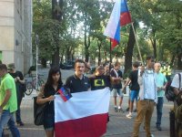 У здания украинского посольства в Варшаве прошёл митинг против войны на Украине