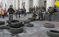 Около 500 активистов "Правого сектора" принесли покрышки к зданию Верховной рады