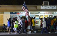 В американском Фергюсоне вновь вспыхнули беспорядки