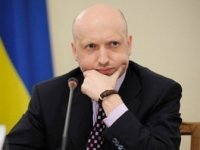 А.Турчинов перед телекамерами подписал закон "Об очистке власти"