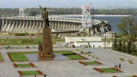 Памятник Ленину в Запорожье "нарядили" в национальную рубаху-вышиванку