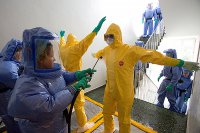 Эбола крайне заразна при попадании на кожу