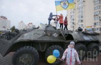 "Азов" показал киевлянам боевые трофеи из зоны АТО - военную технику РФ