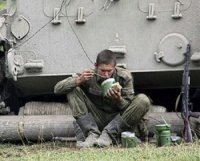 Под Горловкой украинские силовики меняют оружие на пропитание и одежду