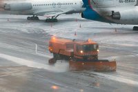 МАК: «Движение снегоуборщика к полосе зафиксировала камера. С диспетчерами водитель не связывался»